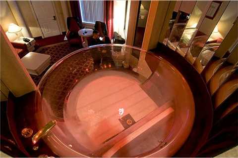 Pennsylvania Hotel With Champagne Glass Jacuzzi - travelnowsmart.com