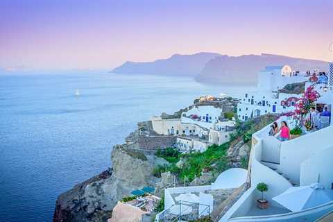 Fira or Oia: Which One is Best to Stay in Santorini?