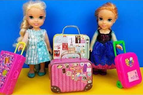 Vacation packing ! Elsa and Anna toddlers - shopping for luggage - suitcases - Barbie is the seller