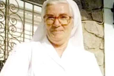 #OTD in 2001 – Irish soil is sprinkled over the casket of Sister Theresa Egan as more than 2,000..