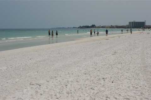 Why do people vacation in sarasota florida?
