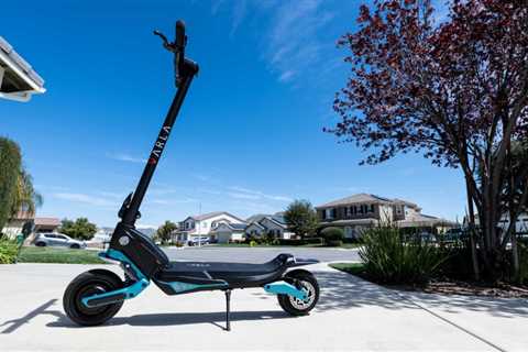 8 Best Long Range Electric Scooter Accessories for Commuting
