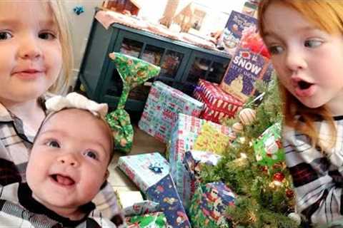 CHRiSTMAS MORNiNG Family Routine!!  Navey’s First Santa Visit! Adley & Niko open presents! bye..