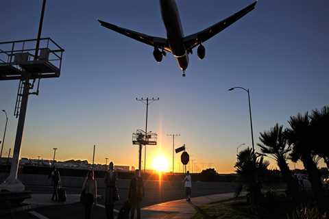 Are taxis allowed to pick up at lax?