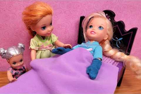 Little Elsa is sick ! Elsa & Anna toddlers -  bedtime stories - cough - sore throat