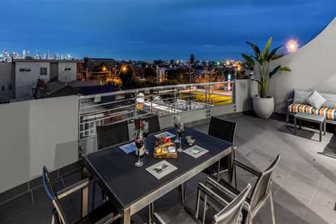Exploring Short Stay Apartments in Melbourne Near Restaurants and Cafes
